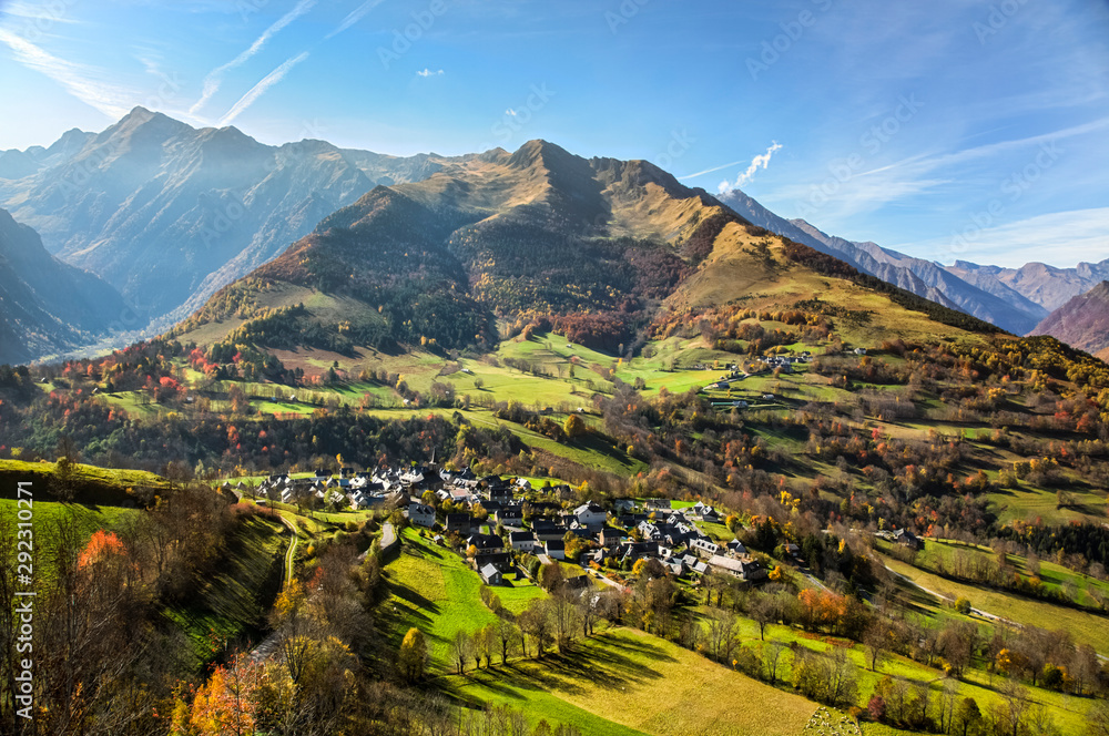 Papier peint Image d'automne du village d'Azet situé dans les Pyrénées.