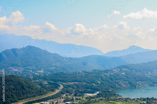 Vista dall'alto delle montagne e del lago e della città di Lugano da Cademario, paesaggi e natura