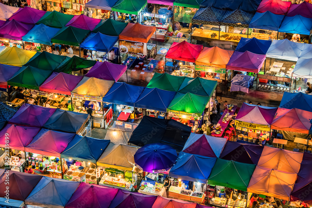 Train night market in Ratchadapisek Bangkok - obrazy, fototapety, plakaty 