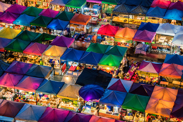 Keuken achterwand Bangkok Treinnachtmarkt Ratchada in Bangkok  © Stockbym