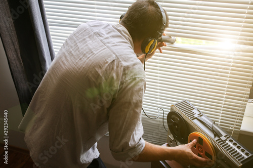 Fotografie Special agent listens on the reel tape recorder