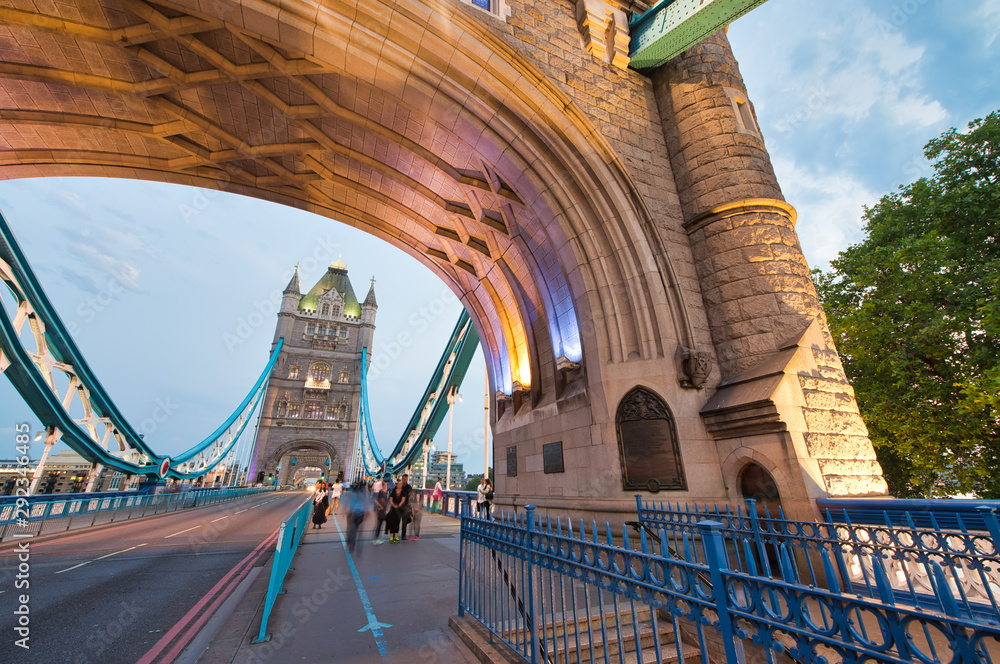 Obraz premium Blurred night view of traffic and people along Tower Bridge, London