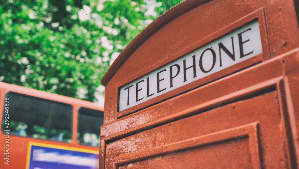 Fototapeta premium Telephone red booth with double decker bus in London