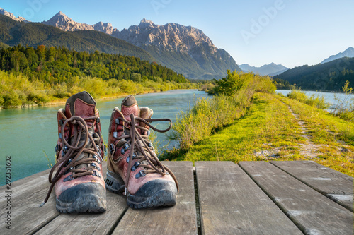 Wanderstiefel vor dem Karwendelgebirge an der Isar