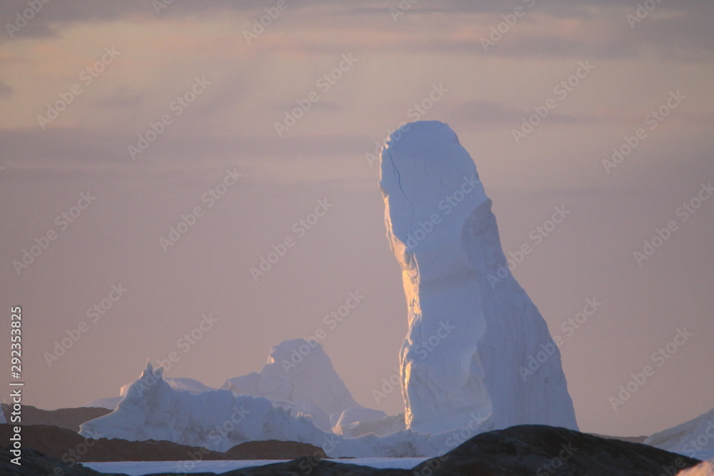 piękne naturalne formy z lodu i śniegu u wybrzeży antarktydy o zachodzie słońca - obrazy, fototapety, plakaty 