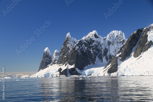 skaliste i o  nie  one wybrze  e antarktydy w s  oneczny dzie  