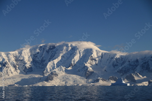skaliste i o  nie  one wybrze  e antarktydy w s  oneczny dzie  