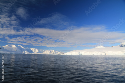 skaliste i ośnieżone wybrzeże antarktydy w słoneczny dzień © KOLA  STUDIO