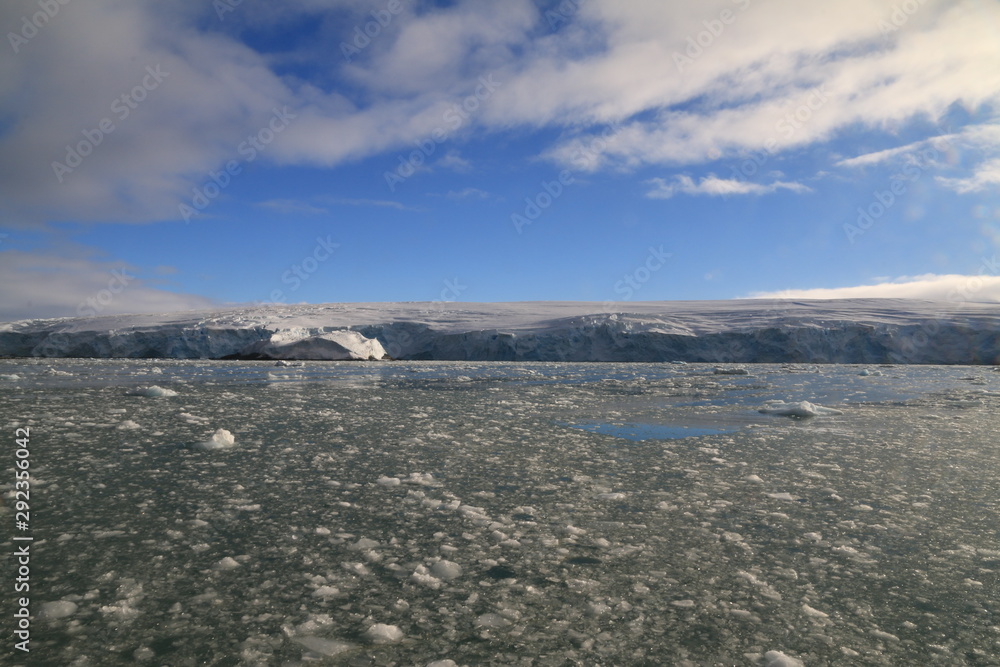skute lodem wybrzeże antarktydy w słoneczny dzień