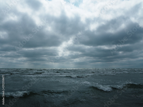 Canvas Print Gray sky over stormy sea