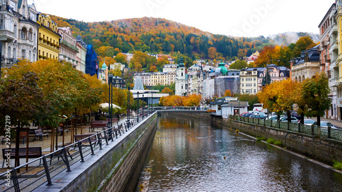 Photographie View of embankment of Tepla river and center of Karlovy Vary in autumn