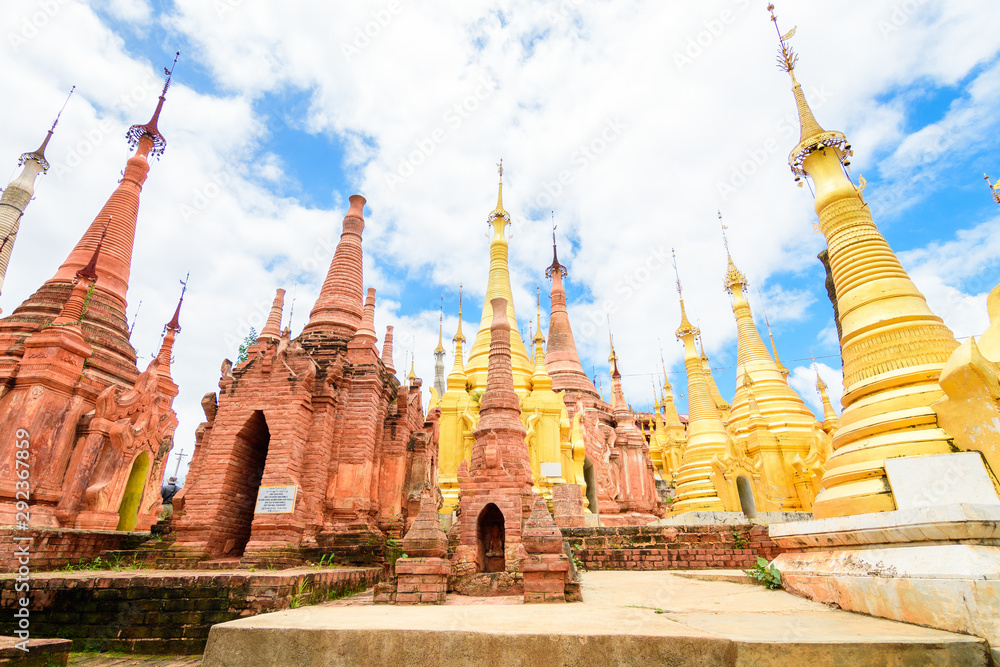 Fototapeta premium amazing temples of inn dein at inle lake, myanmar