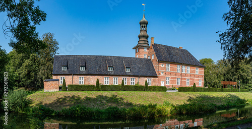 Blauer Himmel hinter dem Schloss vor Husum photo