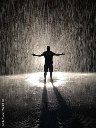 Quadro su tela silhouette of man under indoor rain