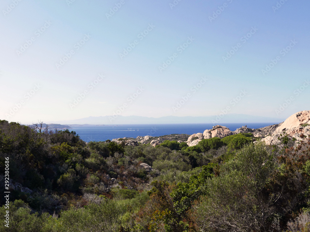 la bella isola de La Maddalena in Sardegna, tra scogli e mare