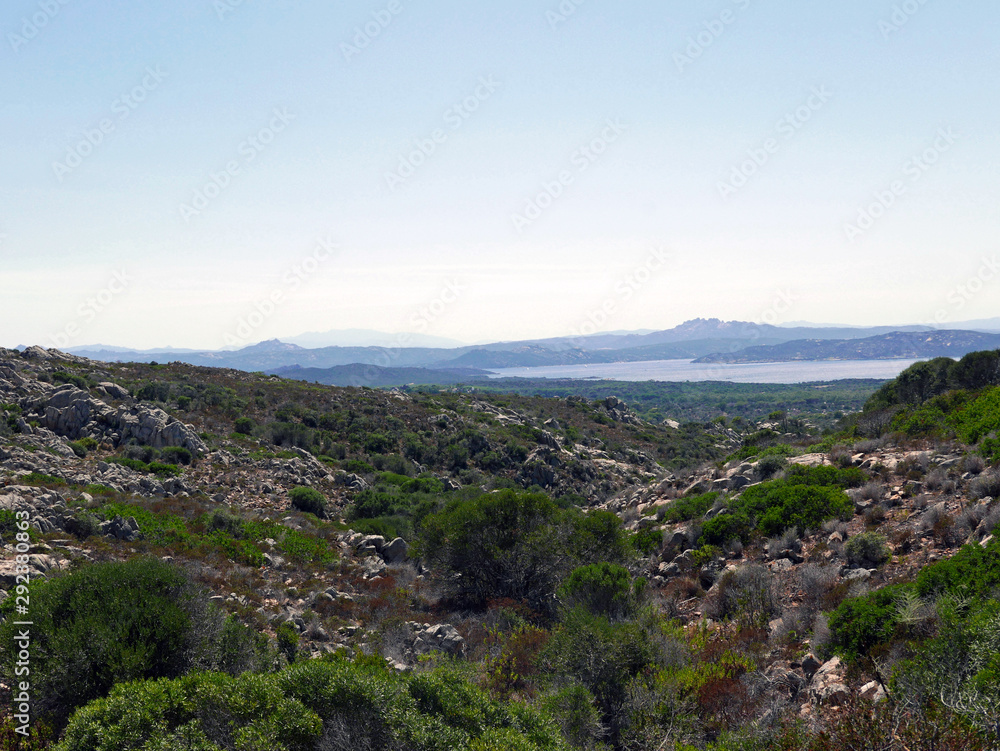 la bella isola de La Maddalena in Sardegna, tra scogli e mare