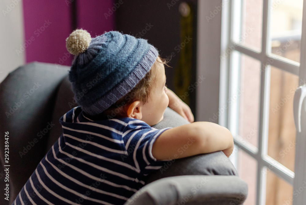 Niño pequeño con gorro de lana 04 Niño pequeño con gorro de lana 04