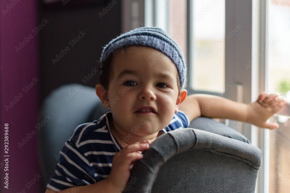 Niño pequeño con gorro de lana 15 Niño pequeño con gorro de lana 15