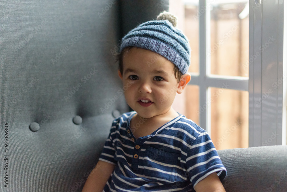 Niño pequeño con gorro de lana 22 Niño pequeño con gorro de lana 22