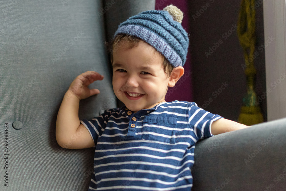 Niño pequeño con gorro de lana 25 Niño pequeño con gorro de lana 25