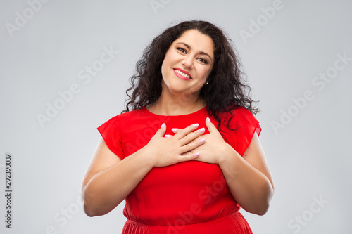 Konstfotografi appreciation, love and sincere emotions concept - happy woman in red dress holdi