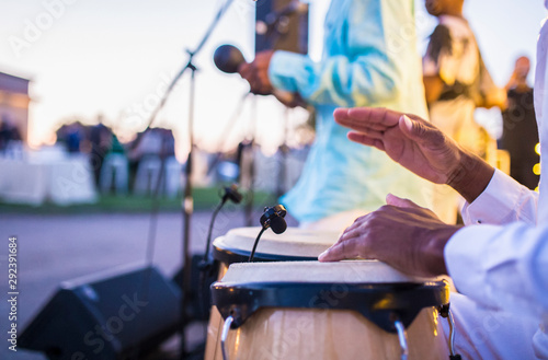 Foto Cuban performers playing latino rythms during outdoor party