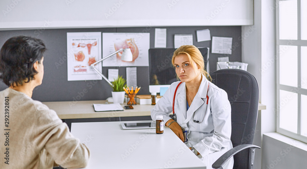 Obraz premium young woman doctor takes patient in office