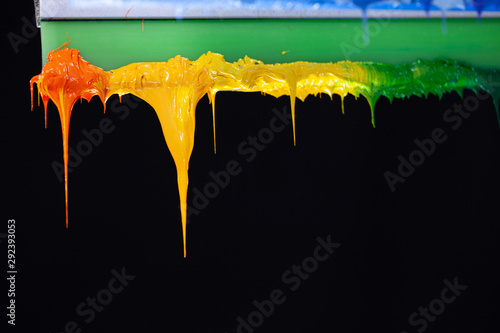 Fotografia several dripping colors ink on handle printers in tee shirt factory hang on the