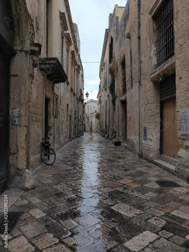Fototapeta Naklejka Na Ścianę i Meble -  Narrow streets in the old town in Italy.