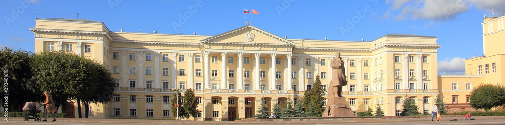 Obraz premium Smolensk, Russia, City mayoralty house on Lenin Square, panoramic view on Sunny summer day