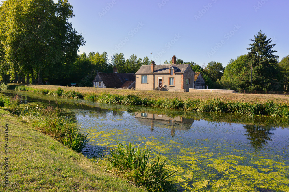 Obraz premium Sur l'ancien canal de la Sauldre à Argent-sur-Sauldre (18410), département du Cher en région Centre-Val-de-Loire, France