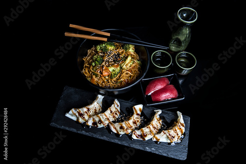 yakisoba de verdura niguiris de atun y gyozas de pescado 
