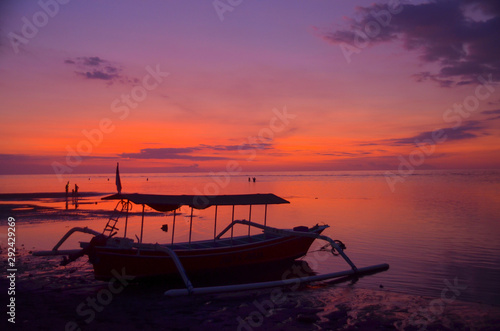 Fischerboot am Strand in Bali vor untergehender Sonne