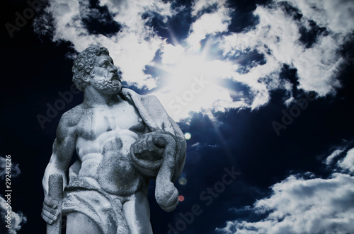 Tableau sur toile Ancient statuue of Hercules on the sky background.