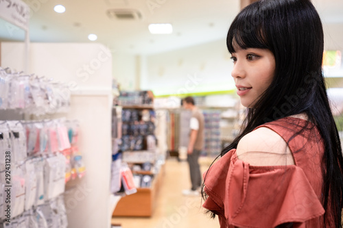 100均ショップで買い物をする女性 Free Download 100均ショップで買い物をする女性 - GFXLoad