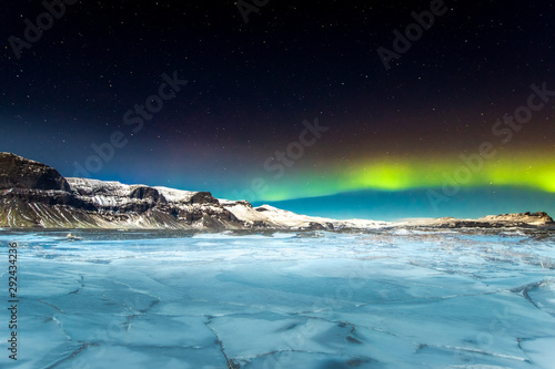 Polarlicht im Sternenhimmel über Island