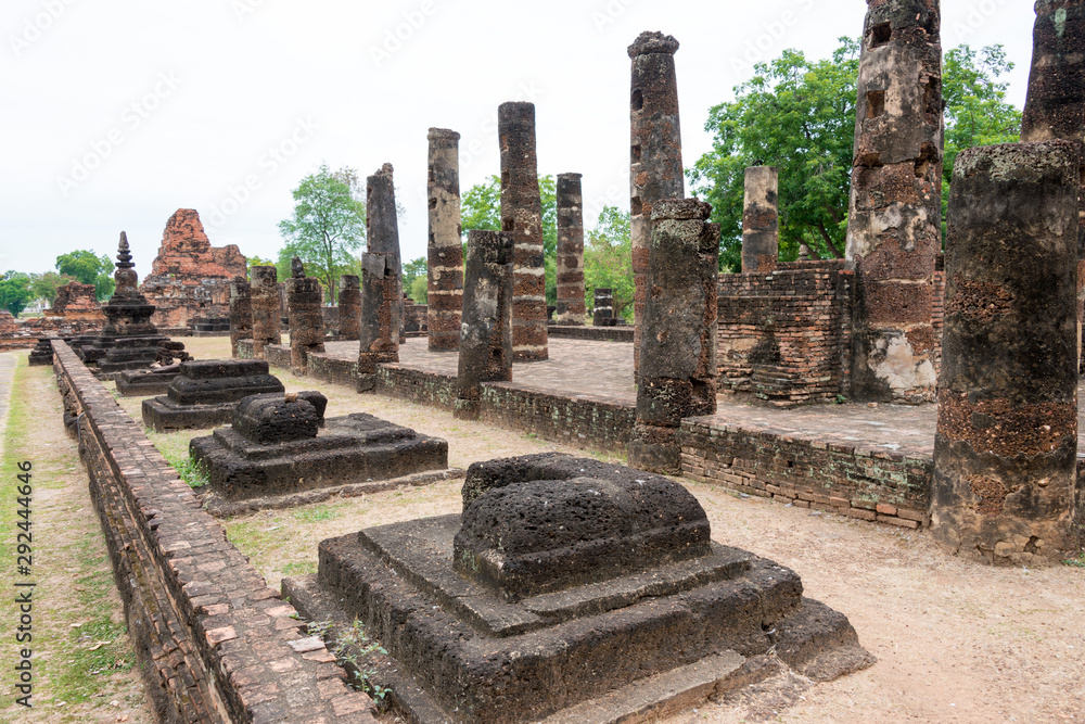 Fototapeta premium Sukhothai, Thailand - Apr 07 2018:Wat Phra Phai Luang in Sukhothai Historical Park, Sukhothai, Thailand. It is part of the World Heritage Site-Historic Town of Sukhothai and Associated Historic Towns.