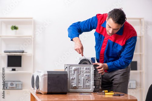 Schilderij op canvas Young engineer repairing musical hi-fi system