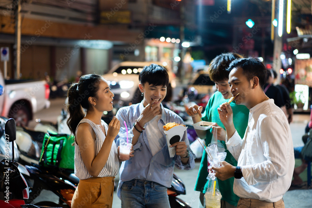 Obraz premium Asian people are eating Thailand street food dinner. Street dining.