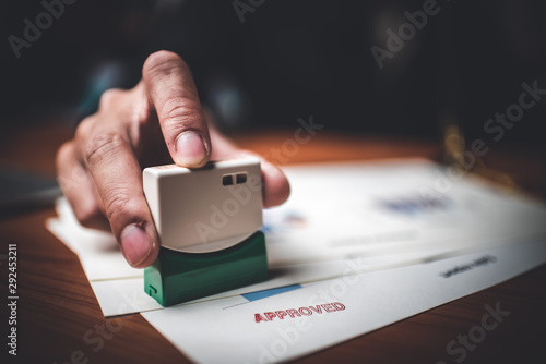 Foto Close-up Of A Person's Hand Stamping With Approved Stamp On Text Approved Docume