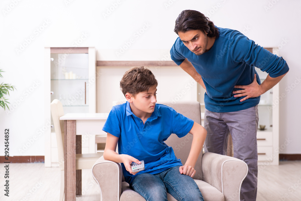 Fototapeta premium Pojęcie niebezpiecznych nawyków dzieci