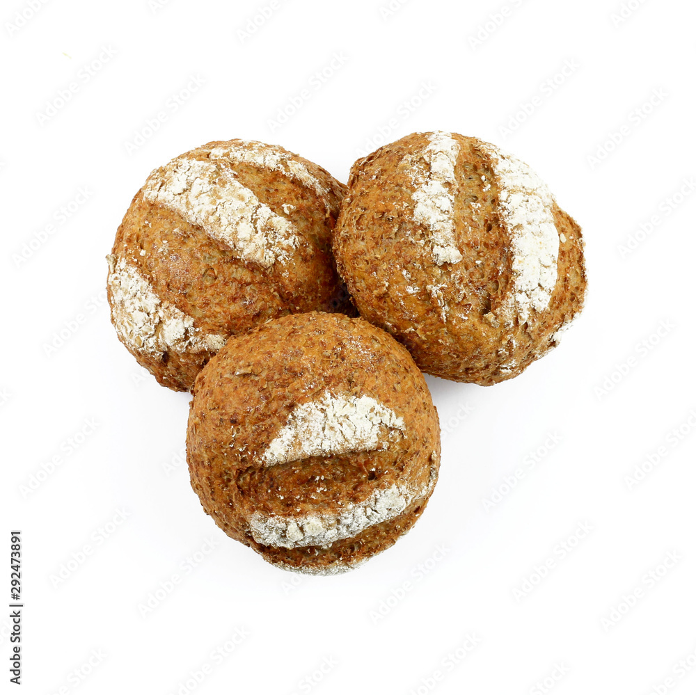 Panini ovali integrali e spighe di grano su  sfondo bianco