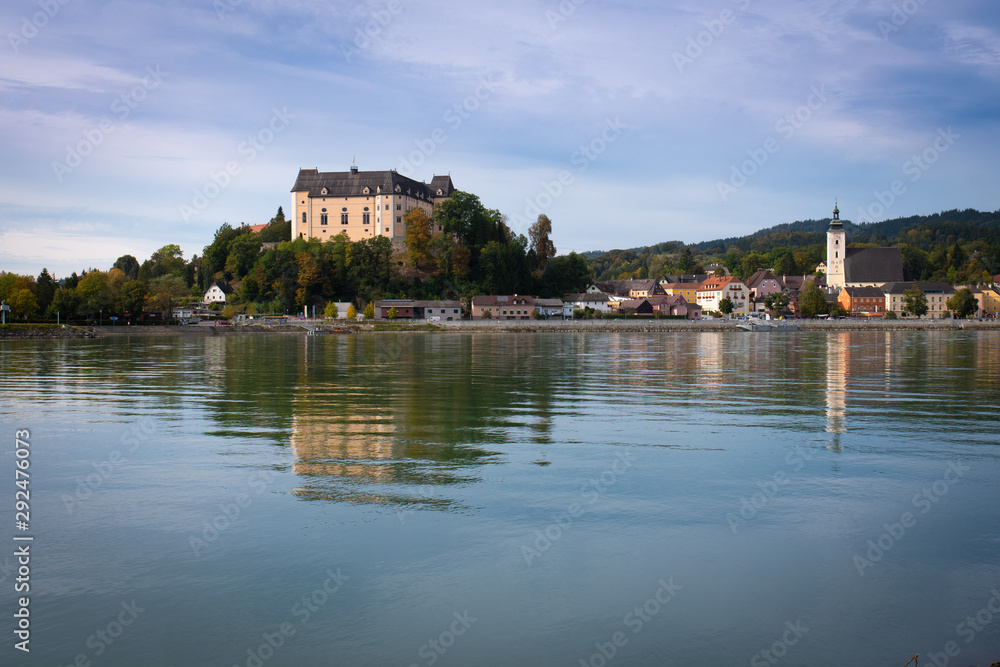 Greinburg mit Donauspiegelung