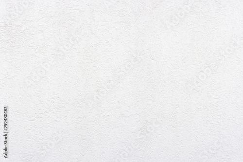 Weiße, verputzte Wand aus Beton als Hintergrund oder Textur