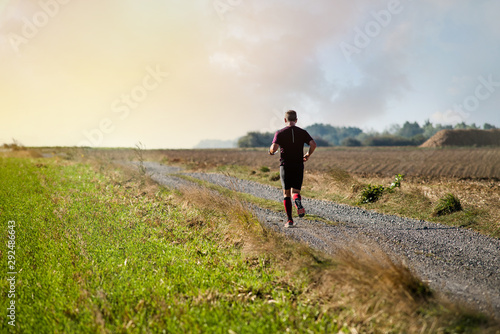 homme courant dans les chemins de campagne