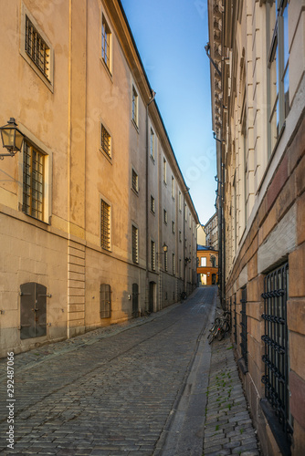 Fototapeta Naklejka Na Ścianę i Meble -  The narrow cobbled colorful streets of Stockholm in Autumn - 7