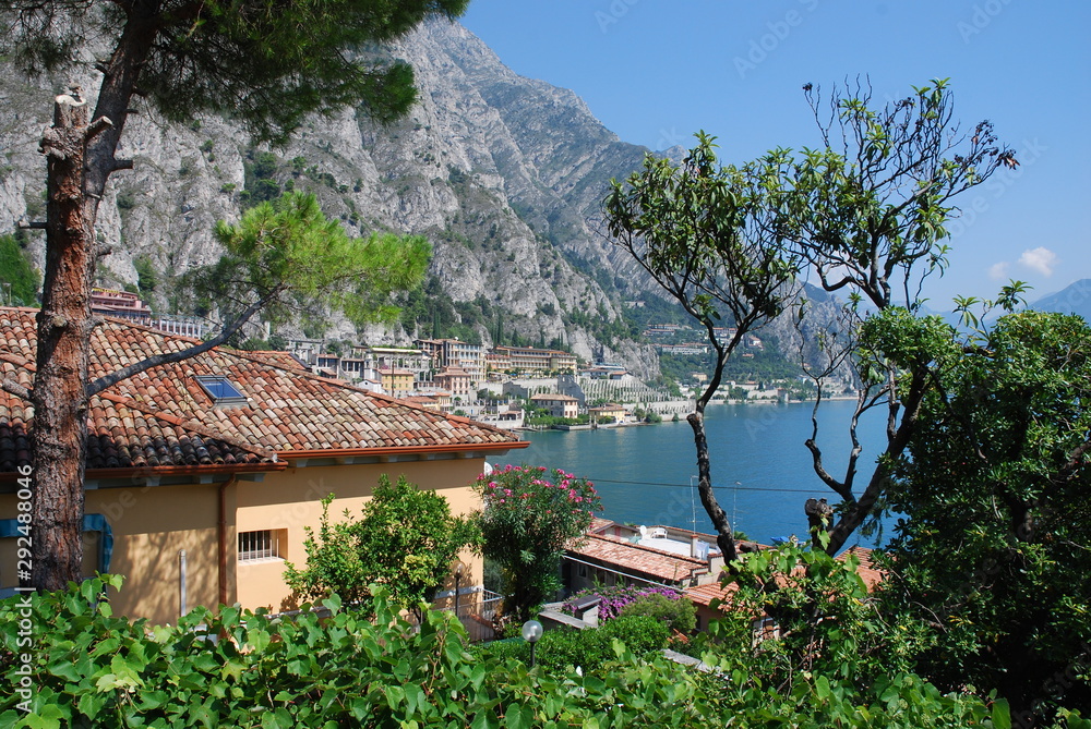 Naklejka premium Limone sul Garda - italienische Gemeinde am Westufer des Gardasees in der Provinz Brescia in der Lombardei 