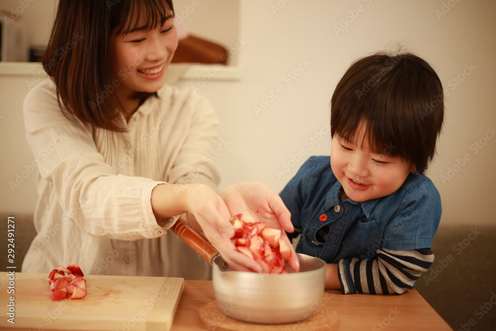 苺を調理する親子