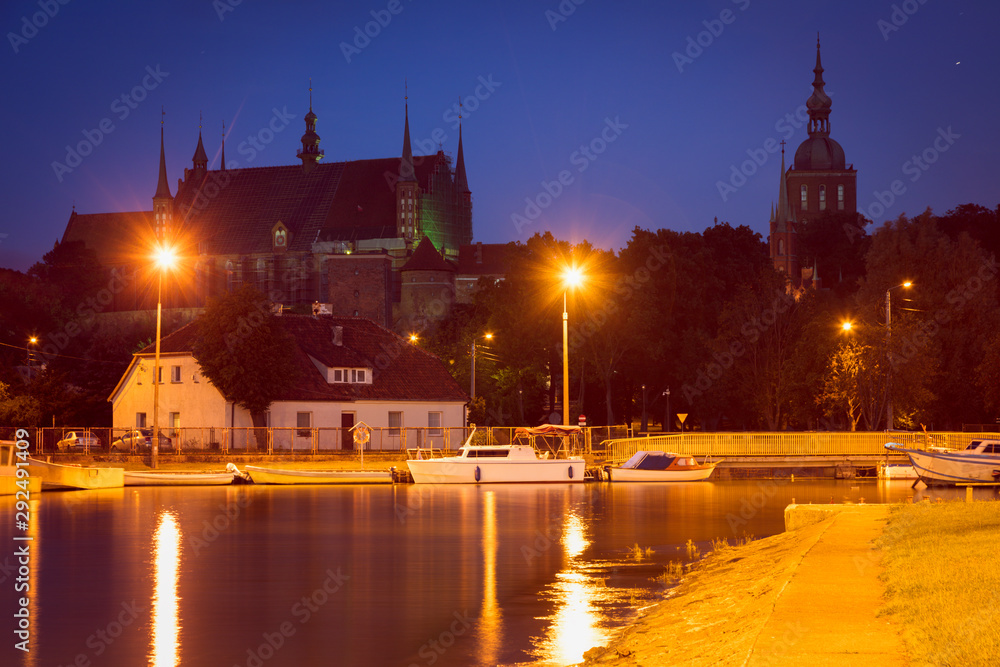 Obraz premium Frombork Basilica seen from the marina