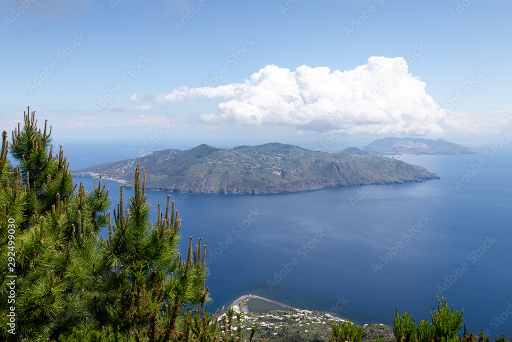 Vue sur Lipari depuis Salina, Îles Éoliennes, Sicile